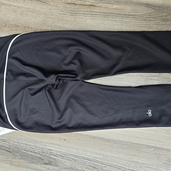 ALO Yoga Black and White Airlift Leggings - Picture 6 of 6
